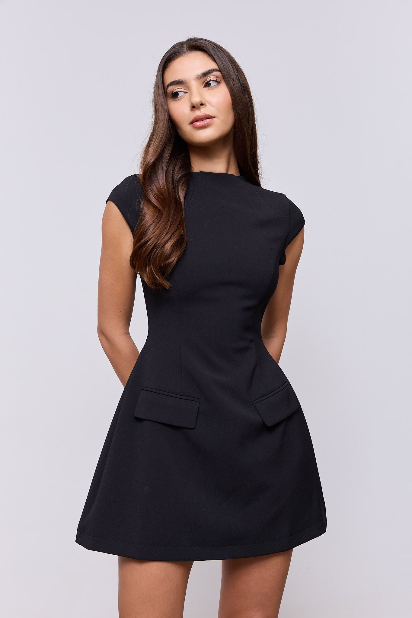 Vestido Corto de Manga Cap