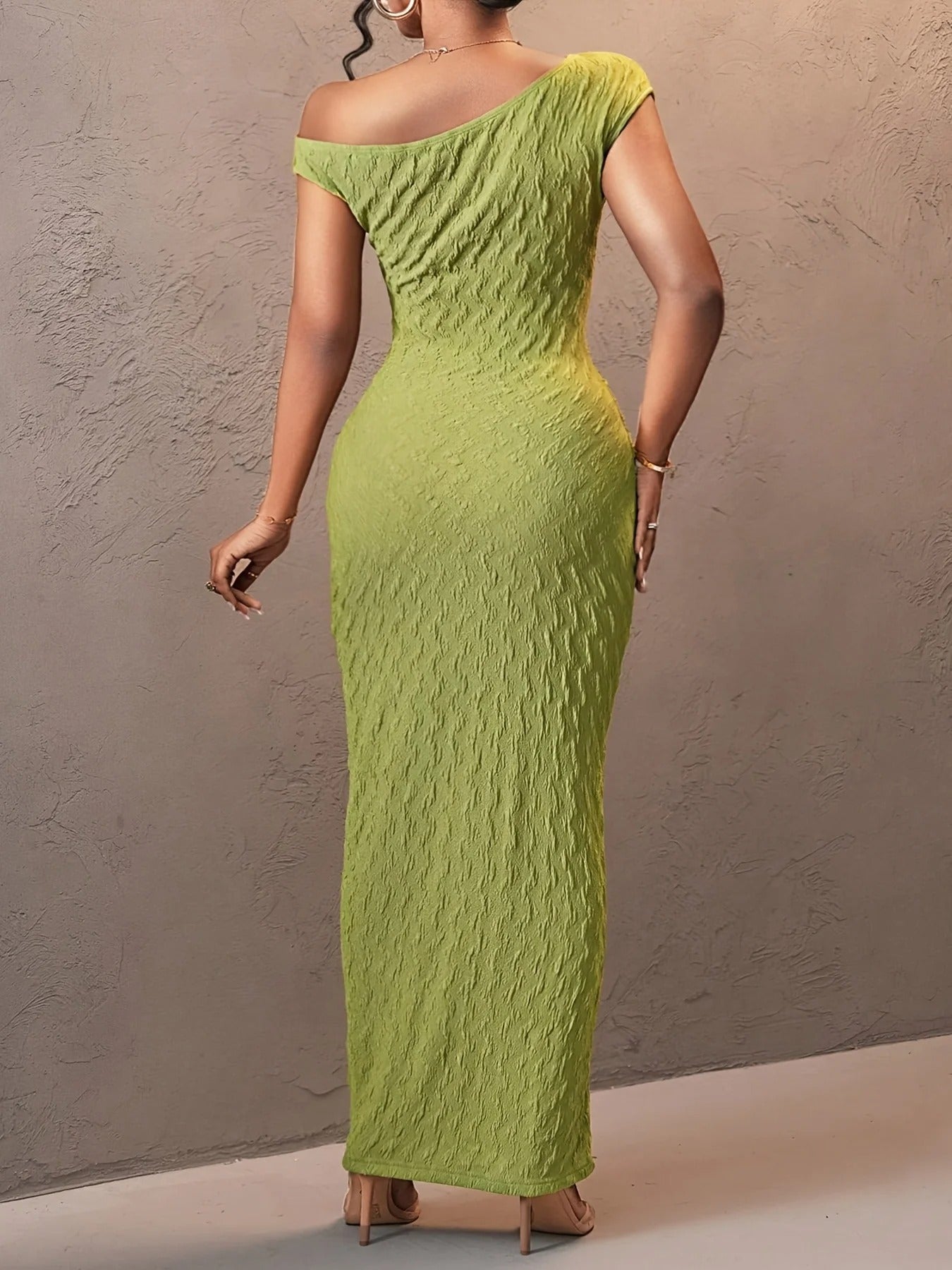 Elena | Vestido Maxi Texturizado con Escote Asimétrico y Manga Corta