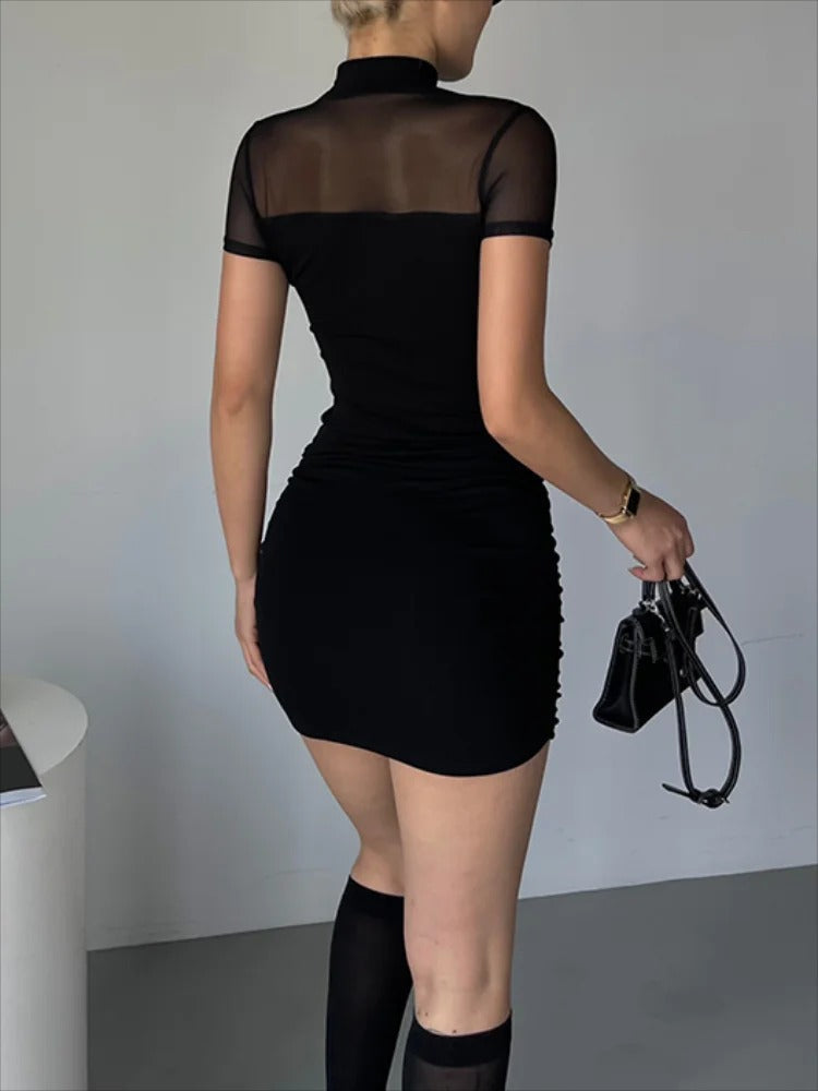 Carmen | Vestido Mini Ajustado con Parte Superior en Mesh y Cuello Alto