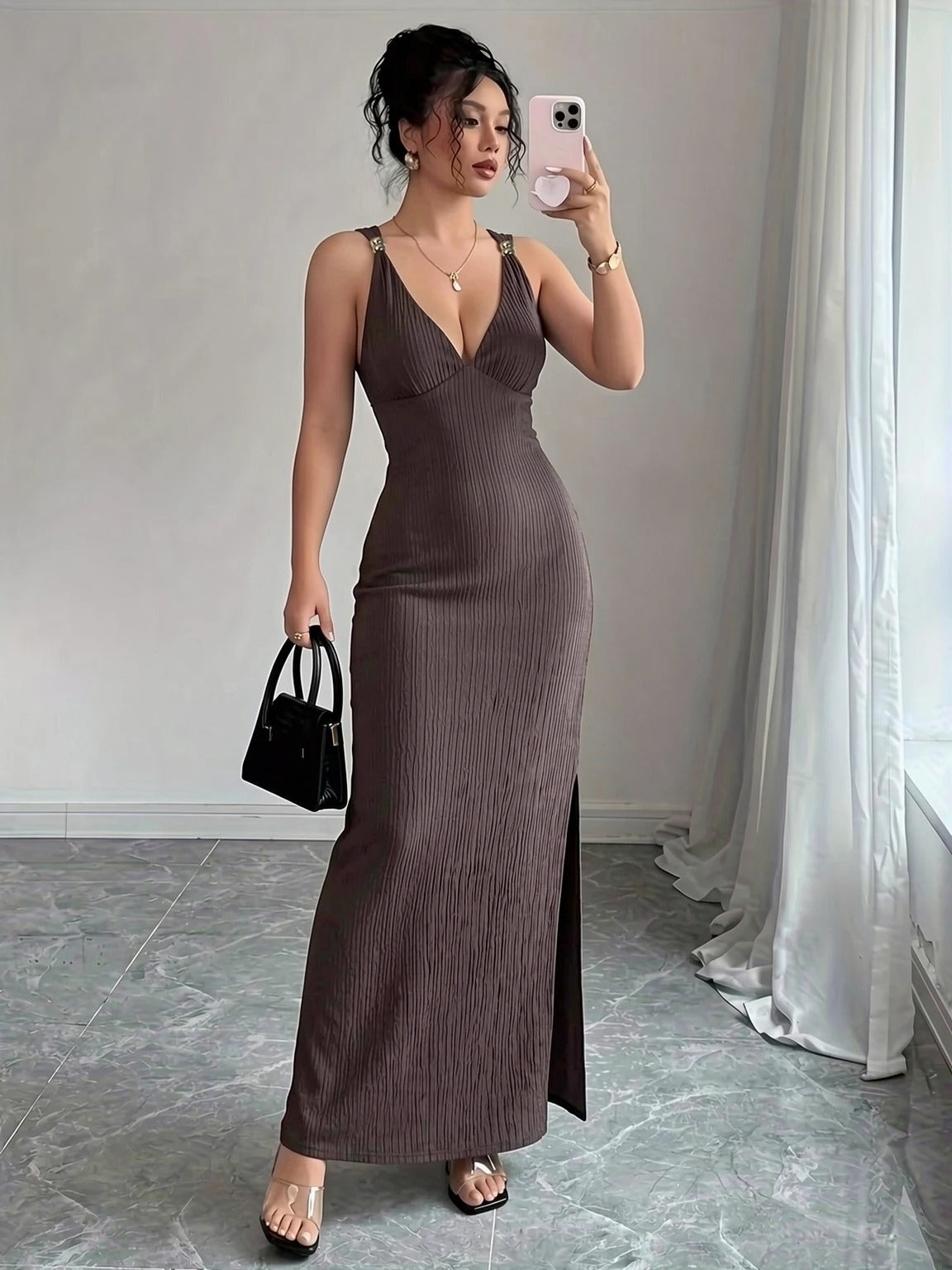 Lucía | Vestido Maxi Ajustado en Marrón con Espalda Abierta y Escote en V