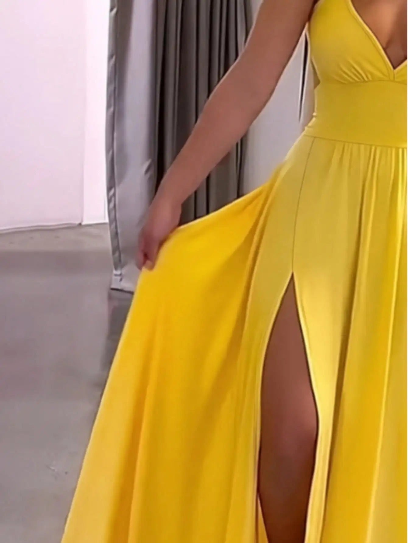 Elena | Vestido Maxi de Tirantes en Amarillo con Escote en V y Abertura Lateral